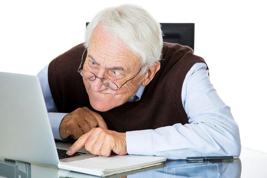 Рабочие пенсионеры. Пенсионер. Пожилой человек за компьютером. Пожилые люди за компом. Пенсионеры и компьютер.